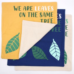 Almofada de algodão estampada - We Are Leaves - Amarelo, azul e natural